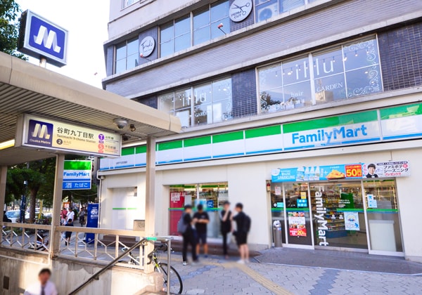 ファミリーマート谷町千日前通店 前